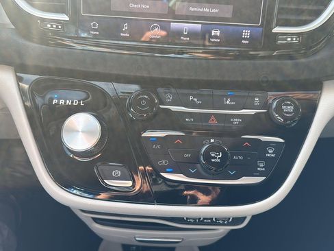Used 2023 Chrysler Pacifica Touring-L FWD image 25
