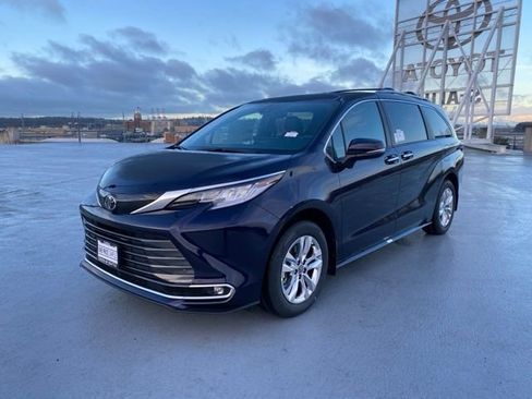 New 2026 Toyota Sienna Limited image 5