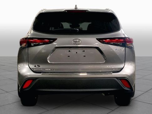 Used 2025 Toyota Highlander XLE AWD/4WD image 5