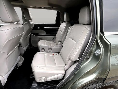 Used 2018 Toyota Highlander XLE AWD/4WD image 20