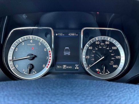 Used 2019 Nissan Titan SV image 25