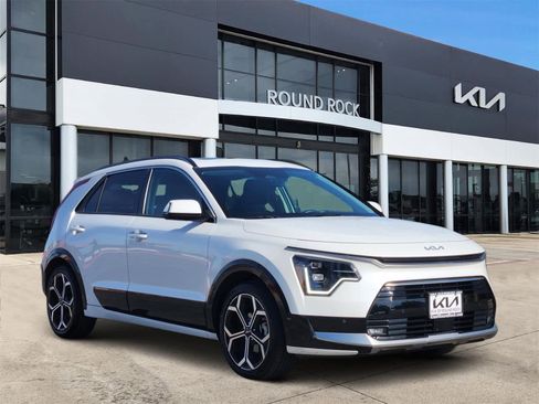 Used 2023 Kia Niro SX Touring image 3