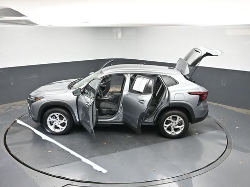 Used 2025 Chevrolet Trax LS w/ LS Convenience Package FWD image 42