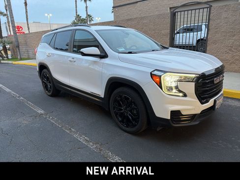 Used 2022 GMC Terrain SLE w/ Driver Convenience Package image 3