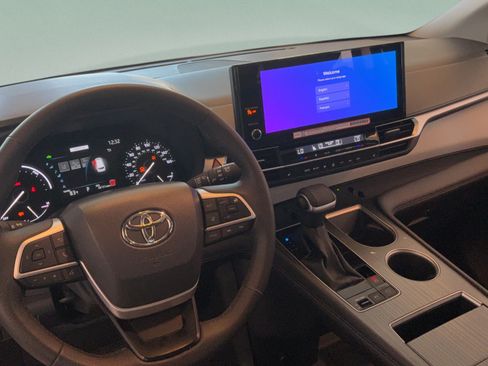 Used 2026 Toyota Sienna XLE FWD image 22