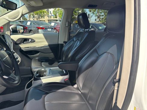 Used 2023 Chrysler Pacifica Touring-L FWD image 24