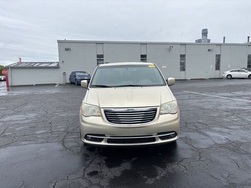Used 2011 Chrysler Town & Country Touring FWD image 3