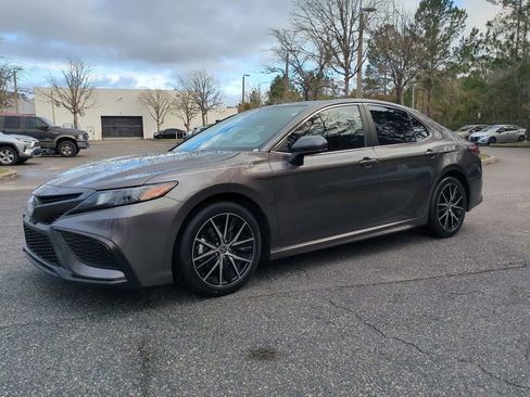 Certified 2021 Toyota Camry SE image 2