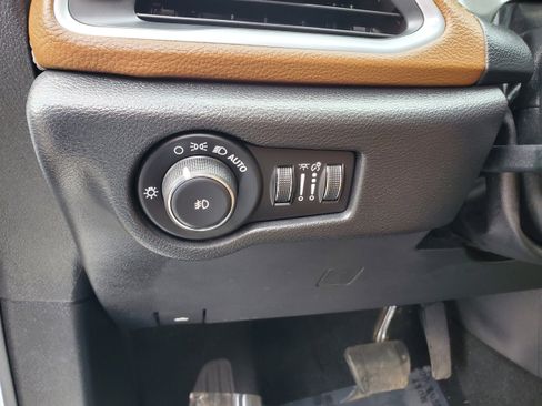 Used 2019 Chrysler Pacifica Limited w/ Tire & Wheel Group image 10