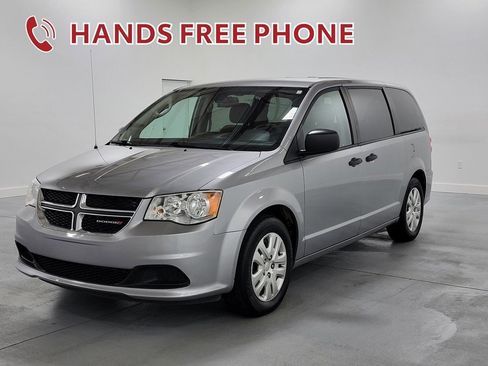 Used 2019 Dodge Grand Caravan SE w/ UConnect Hands-Free Group image 4