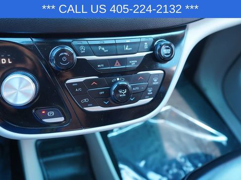 Used 2023 Chrysler Pacifica Touring-L FWD image 37