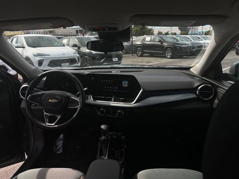 Used 2025 Chevrolet Trax LT w/ LT Convenience Package FWD image 34