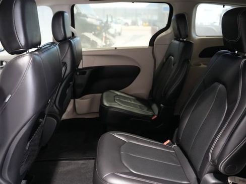 Used 2022 Chrysler Pacifica Touring-L image 15
