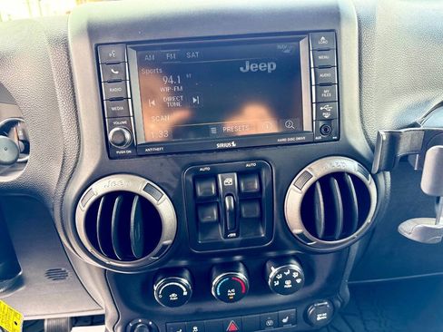 Used 2013 Jeep Wrangler Unlimited Sahara image 13