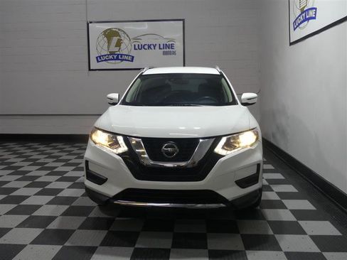 Used 2019 Nissan Rogue SV image 2