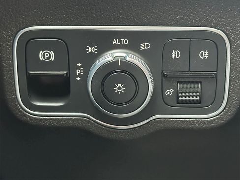 Used 2020 Mercedes-Benz GLB 250 4MATIC w/ Premium Package image 23