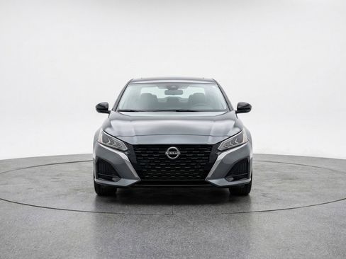 Used 2025 Nissan Altima 2.5 SV FWD image 2