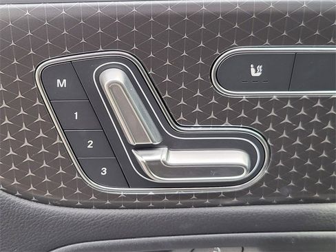 New 2025 Mercedes-Benz GLB 250 4MATIC image 12