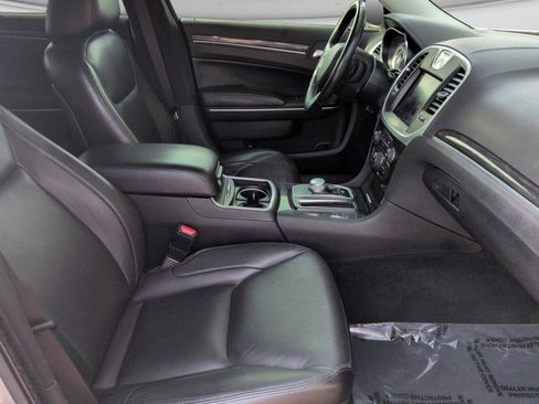 Used 2019 Chrysler 300 Touring w/ Quick Order Package 2EF RWD image 16