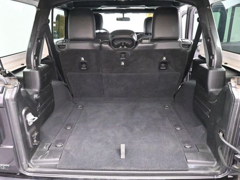 Used 2018 Jeep Wrangler Unlimited Sahara w/ Cold Weather Group AWD/4WD image 10