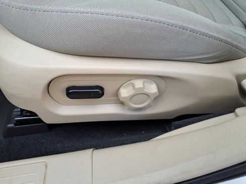 Used 2017 Ford Taurus SE image 9