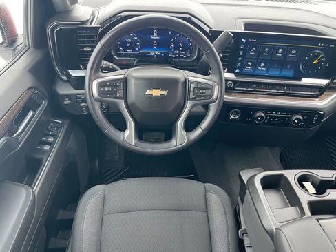 Used 2022 Chevrolet Silverado 1500 LT image 2