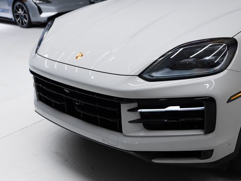 Certified 2025 Porsche Cayenne E-Hybrid AWD/4WD image 32