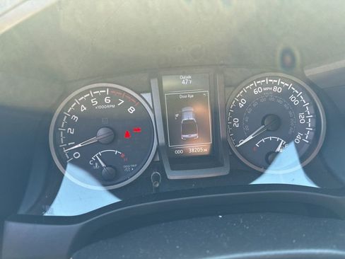 Used 2022 Toyota Tacoma TRD Off-Road w/ TRD Premium Off Road Package image 15