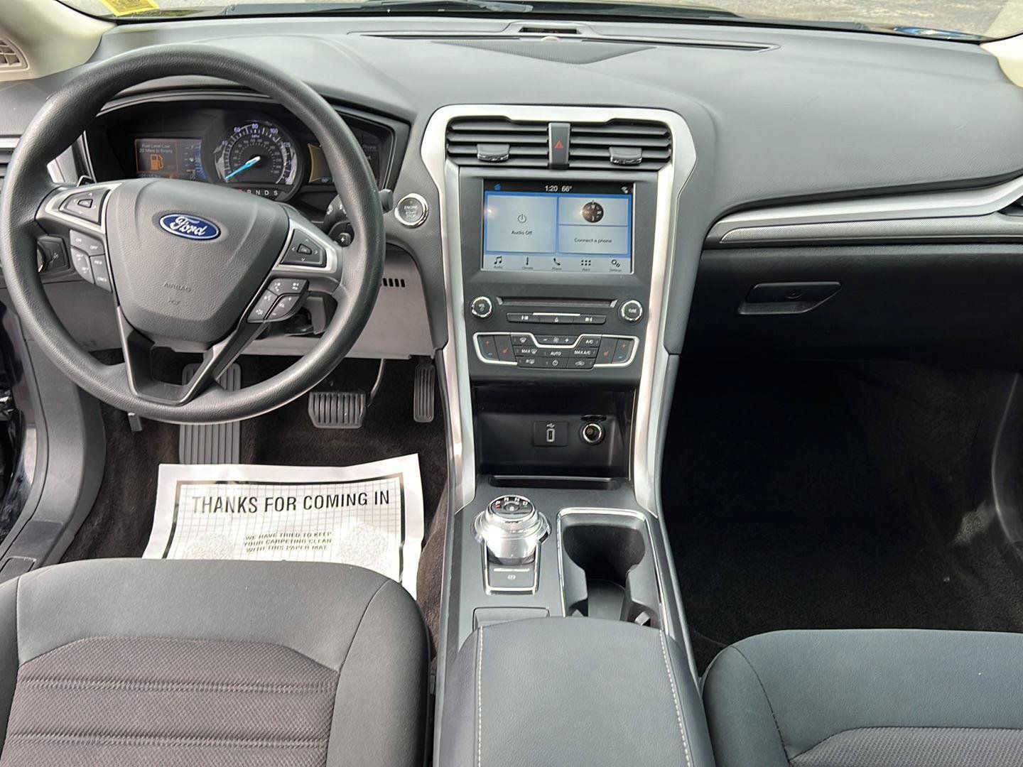 Used 2018 Ford Fusion SE w/ Fusion SE Technology Package FWD image 2