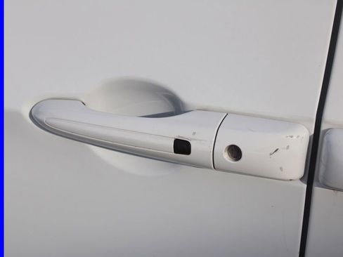 Used 2023 Chrysler Pacifica Touring-L image 13