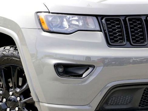 Used 2021 Jeep Grand Cherokee Laredo X image 3