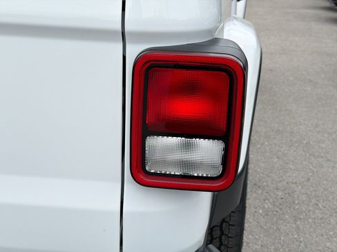 Used 2022 Jeep Gladiator Sport image 10