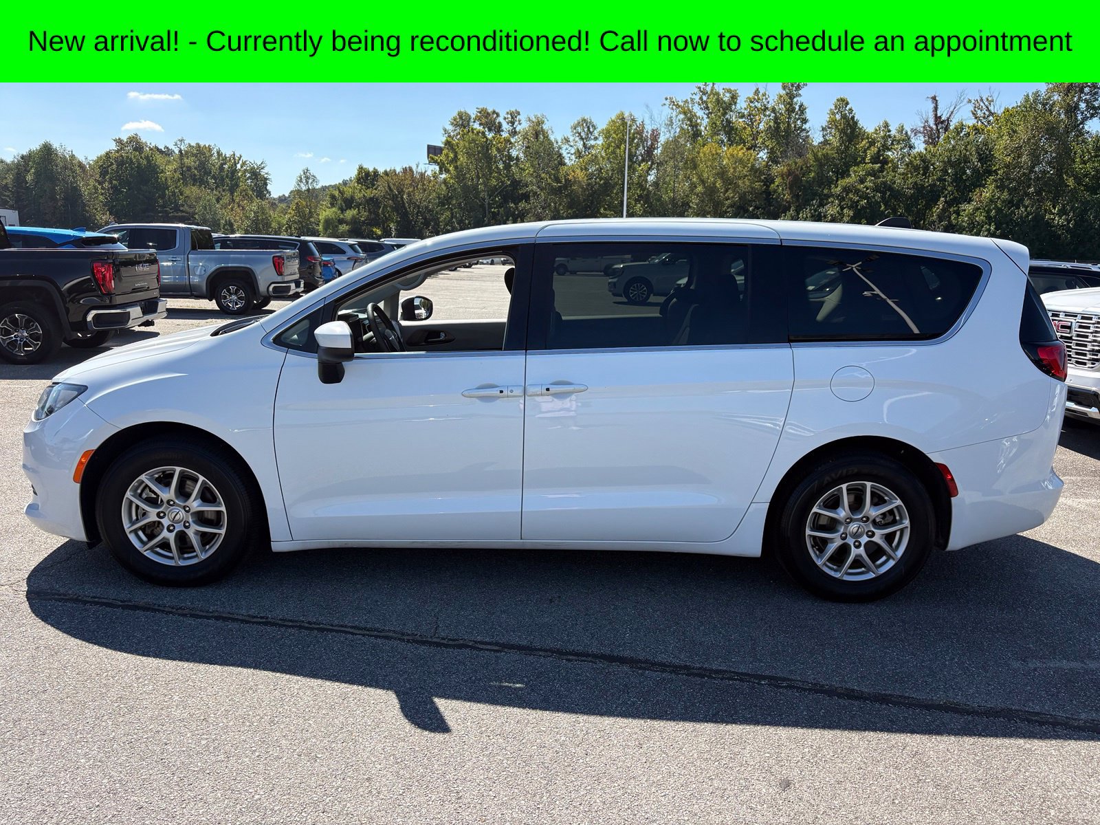 Used 2023 Chrysler Voyager LX FWD image 10