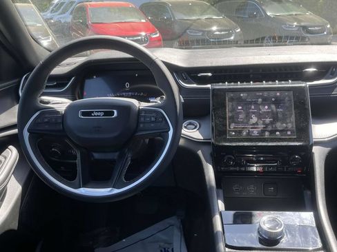 Certified 2025 Jeep Grand Cherokee Laredo w/ Trailer Tow Package AWD/4WD image 23