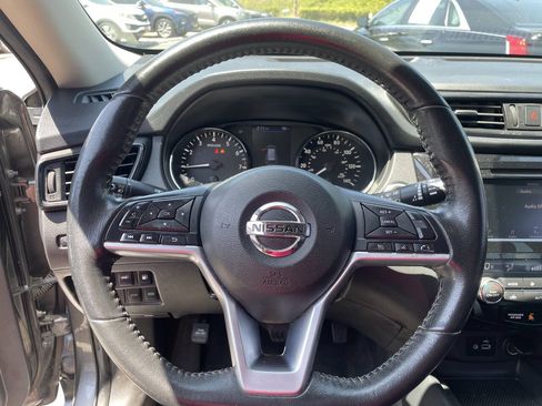 Used 2020 Nissan Rogue SV FWD image 17
