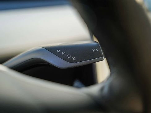 Used 2022 Tesla Model Y Long Range image 16