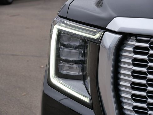 Used 2022 GMC Yukon Denali w/ Denali Premium Package AWD/4WD image 3