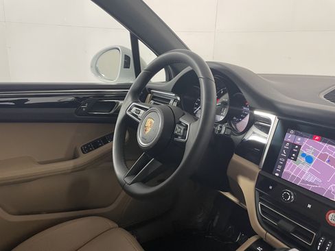 Used 2025 Porsche Macan image 12