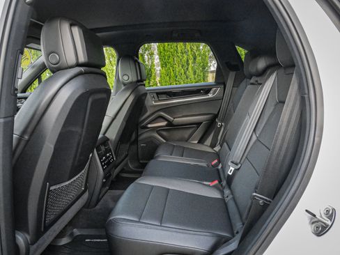 Used 2024 Porsche Cayenne image 31