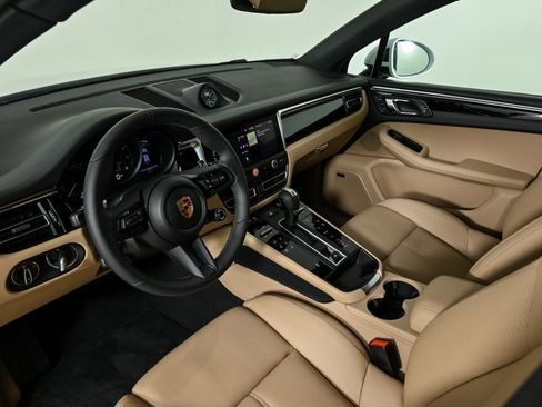 New 2025 Porsche Macan image 4