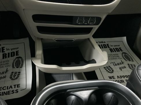Used 2023 Chrysler Pacifica Touring-L FWD image 43