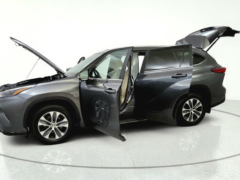 Used 2023 Toyota Highlander XLE AWD/4WD image 11