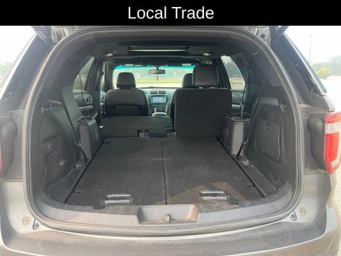 Used 2017 Ford Explorer XLT w/ Equipment Group 202A AWD/4WD image 9