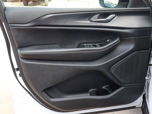 Used 2023 Jeep Grand Cherokee Altitude image 14