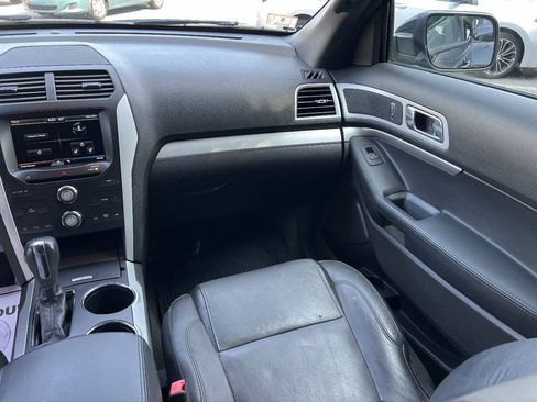 Used 2014 Ford Explorer XLT w/ Equipment Group 202A AWD/4WD image 17