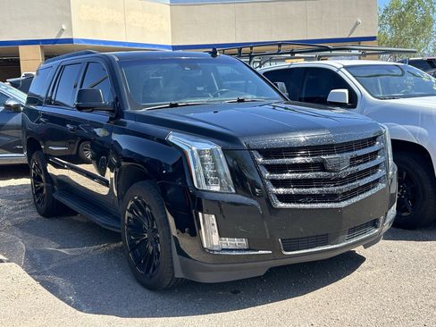 Used 2018 Cadillac Escalade Premium Luxury RWD image 4