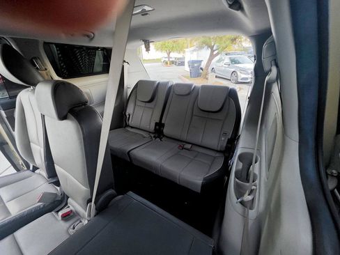 Used 2018 Kia Sedona EX FWD image 19