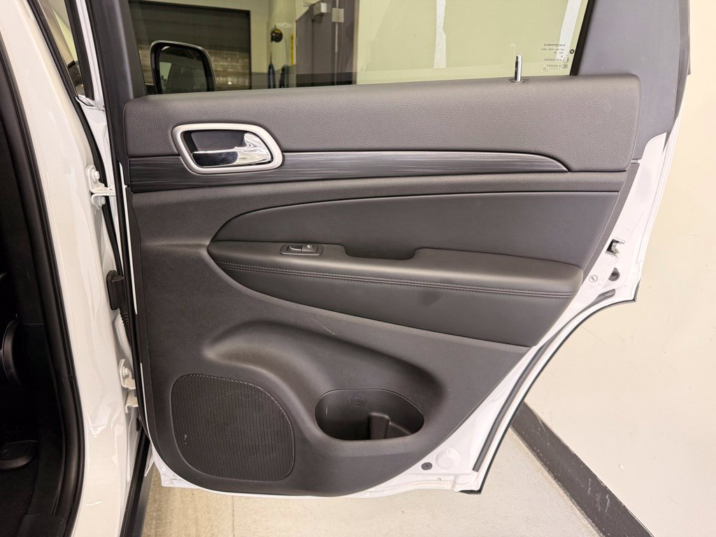 Used 2020 Jeep Grand Cherokee Laredo AWD/4WD image 25