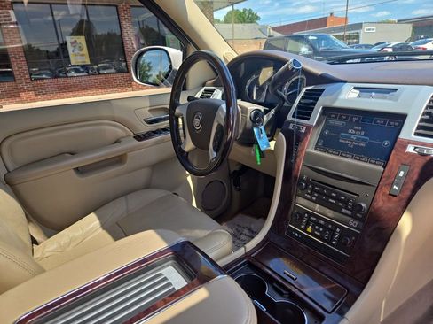Used 2012 Cadillac Escalade Luxury image 31