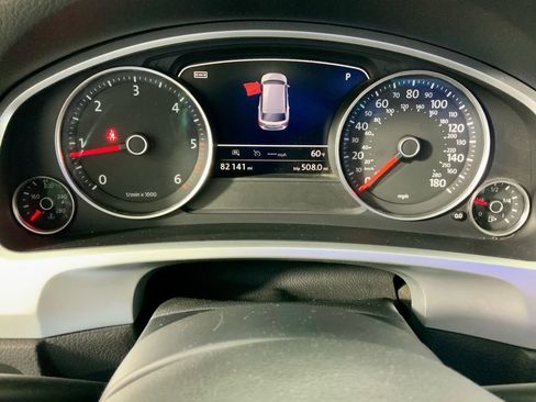 Used 2016 Volkswagen Touareg TDI image 27